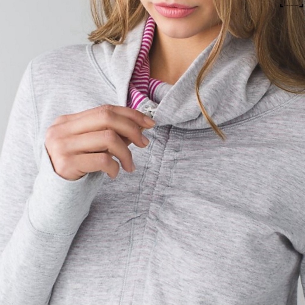Lululemon In A Cinch Scrunch Neck Pullover sweatshirt top, Size 4 in Gray/Pink